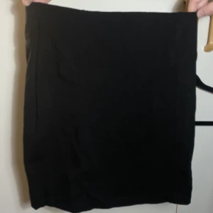 Svart kort kjol - Knappt använd. Väldigt kort. Finns 2 st av samma vara. 