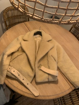 Teddy jacka - Teddy jacka Hannalisches från Nakd i stl.38