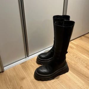 Knähöga boots  - Knähöga boots från pull & bear. Storlek 37