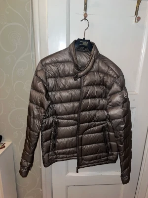 Moncler jacka - Herr modell, langue saison, storlek 4 och funkar på M, L och möjligen XL