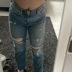 Ett par midrise blåa jeans med en text där det står ”girls bite back”💓 den är väldigt sköna och är aldrig använda💕 köparen står för frakt, om fler frågor kom privat