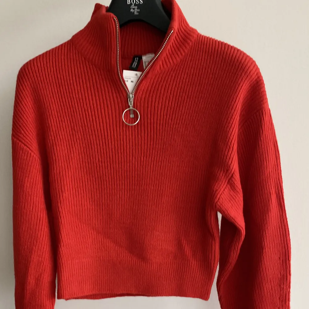 Röd stickad tröja från Hm. Aldrig använd, prislapp finns kvar. Storlek xs. Säljes för 100 kr + frakt . Stickat.