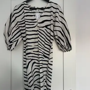 Klänning från hm i zebra mönster, aldrig använd💛 storlek XS💛