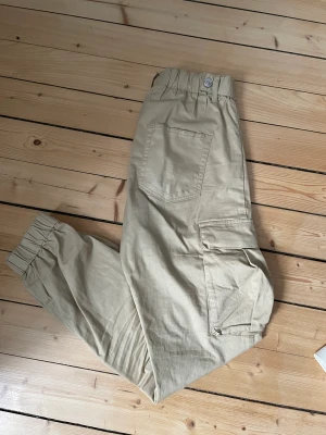 Cargo byxor - Cargo byxa i fint skick, sparsamt använda. Köpta från bik bok i storlek small. Skriv privat med prisförslag eller för fler bilder🌸