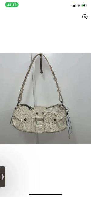 y2k väska - så snygg väska ifrån urban outfitters, säljer då den tyvärr inte kommer till användning.❤️