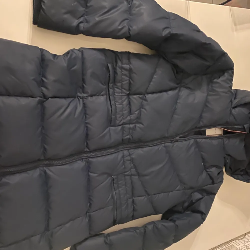 Mörkblå oanvänd Tommy Hilfiger jacka storlek 176 cm säljs.. Jackor.