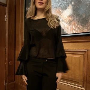 Mesh topp med volangärm  - Släpps 🤍söndag den 29 januari 🤍på vår hemsida som hittas i vår IG profil: Utvaltuf ❤️ SAVE THE DATE!