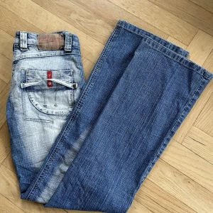 Lågmidjade bootcut jeans - Säljer dessa ascoola lågmidjade bootcut jeans som jag köpt secondhand. 🫶🫶