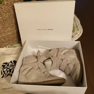 Isabel Marant High Bekett - Hej, säljer min flickväns Marants som är i storlek 37. De har några få tecken på användning men kan lätt fräschas upp om man så vill, men generellt i bra skick. Nypris 5200 kr. Låda samt dustbags medkommer vid köp. Priset är inte hugget i sten. Hör av er!