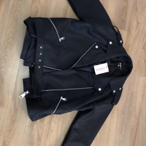 Skinnjacka  - Säljer nu en helt ny och helt oanvänd skinnjacka pga att den är för stor för min smak. 300+frakt (pris kan diskuteras vid snabb affär)
