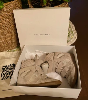 Isabell marants high Bekett - Hej, säljer nu mina Marants som är i storlek 37. De har några få tecken på användning men kan lätt fräschas upp om man så vill, men generellt i bra skick. Nypris 5200 kr. Låda samt dustbags medkommer vid köp. Priset är inte hugget i sten. Hör av er!