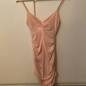 Rosa klänning - Rosa klänning med rynkdetaljer💞finare rosa i verkligheten, dåligt ljus på bilden!