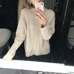 Wera Ulltröja - Använt skick. Köpt på Åhléns. Material i bl.a ull och Kashmir. 