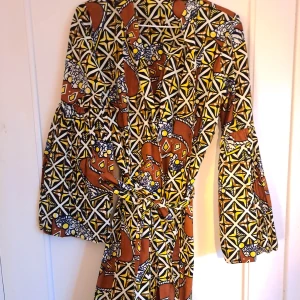 Unik klänning  - Unika afrikansk klänning, strl S, aldrig använd. Grass fields, the African shop.