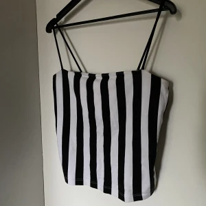 Linne från Gina Tricot - Croppad längd och tunna axelband. Linnet har dubbelt tyg över bröstet. (syns på tredje bilden). Använt fåtal gånger, inga defekter. Finns inte att köpa längre. Minns inte nypriset.