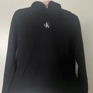 Ck hoodie, inte använd många gånger men lite nopprig i ärmarna. Köpt på jeans bolaget för 1100 kr. Kontakta för fler bilder eller andra frågor, säljer pågrund av att den inte kmr till användning 🫶🏼😍 (går att diskutera pris)