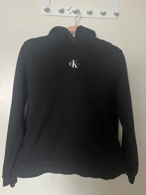 Calvin Klein hoodie  - Ck hoodie, inte använd många gånger men lite nopprig i ärmarna. Köpt på jeans bolaget för 1100 kr. Kontakta för fler bilder eller andra frågor, säljer pågrund av att den inte kmr till användning 🫶🏼😍 (går att diskutera pris)