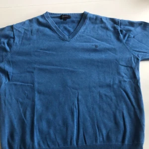 Gant tröja storlek M - Säljer min gant tröja derför att den tyvärr inte passar mig längre jättebra skick en liten skråma på gant lappen men inget som syns. Självklart äkta. Frakt betalas av köpare. Pris går att diskutera