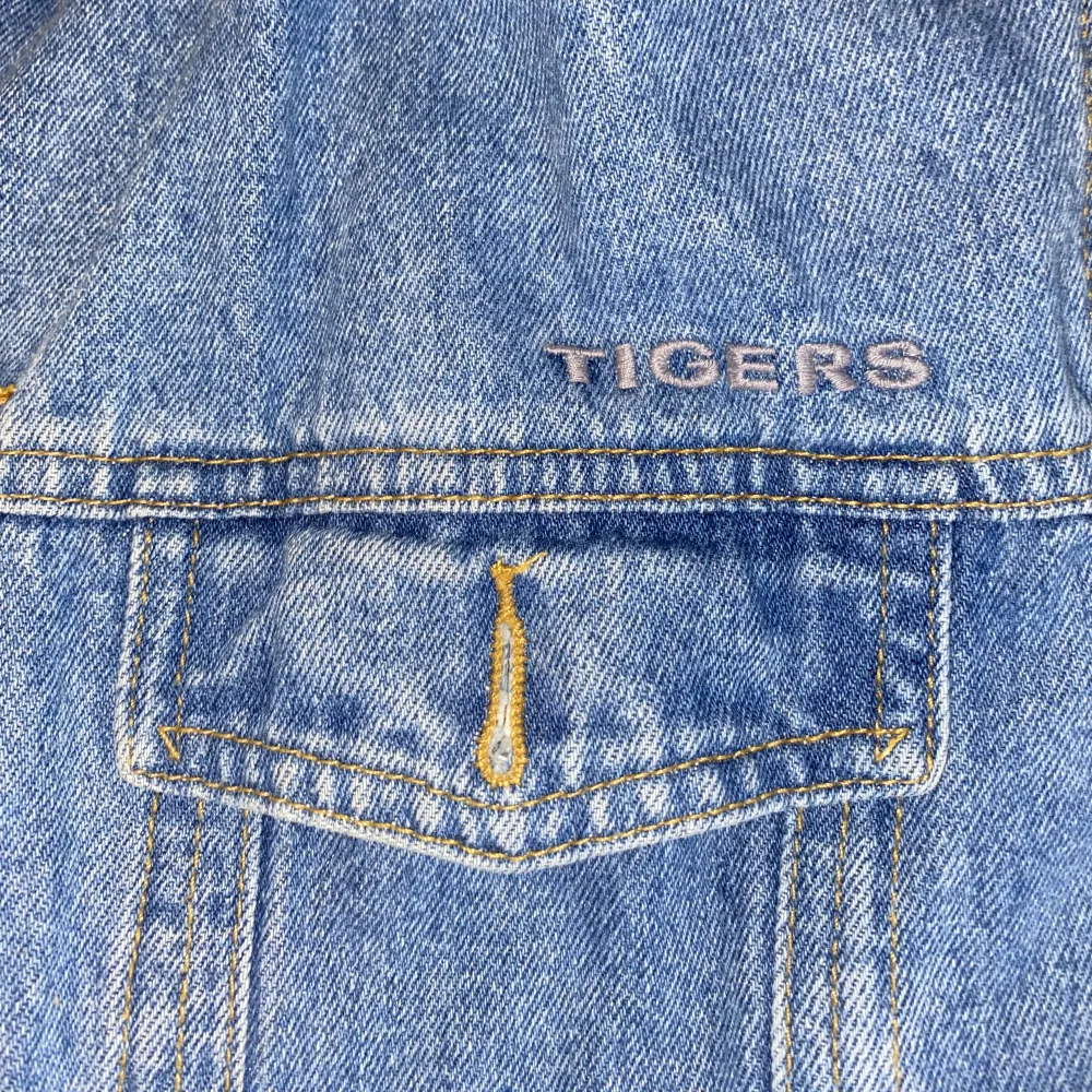 Superfin och snygg jeansjacka från TIGERS. Tyvärr för liten för min smak! Är 174 så armarna är lite för korta för mig🥲 Frakt ej inkl.. Jackor.