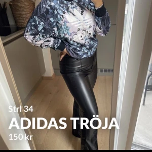 Adidas tröja  - Oversized adidas pullover i storlek 34, den är i bra kvalitet men lite nopprig på vissa ställen😊