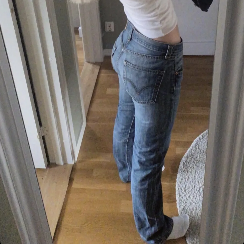 säljer mina levi’s 501 jeans, sitter lågmidjat på mig men är egentligen mid waist. långa på mig som är 168cm. Jeans & Byxor.