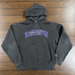 Champion Washington Hoodie - Snygg vintage tröja i storlek M! Bara att skriva om du undrar över något🙏