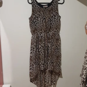 Leopard mönstrad klänning  - Jättefin Leopard mönstrad klänning  Passar i liten storlek  Har en elegant vibe ✨️  