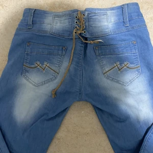 Vintage lågmidjadejenas - Cool detalj på baksidan