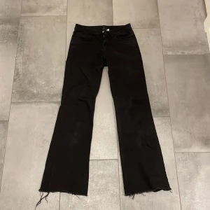 Lågmidjade jeans - Superfina lågmidjade jeans, använda ca 3 gånger då dom är lite för stora. Sömmarna vid foten ör uppsprättade för att göras längre men det är inget som märks. Bootcut modell.