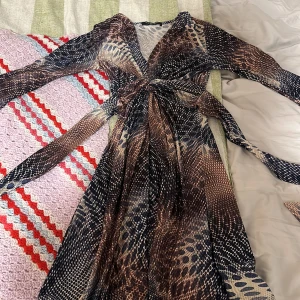 Klänning från ilse jacobsen - Fin klänning med knytning i midjan. Använd men jättebra skick. Osäker på storlek men passar en S-L då den har stretch