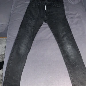 Dsquared2 - Säljer då mina d2 byxor då dom är för små för mig/priset går att diskutera