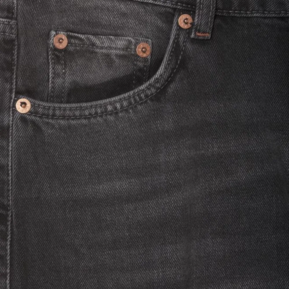 Säljer dessa låg midjade jeans från weekday i färgen ” noir black”💓 sitter perfekt på mig som är 171 lång⭐️första bilden är lånad, skriv priv för egna bilder😊. Jeans & Byxor.