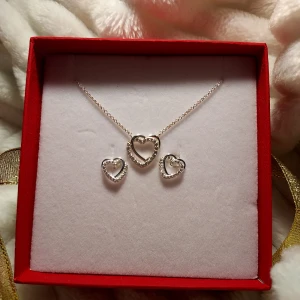 Halsband/örhängen guldfynd - Örhängen och halsband från guldfynd. Hjärta med kubisk Zirkonia  Aldrig använda men har inget kvitto så kan inte lämna tillbaka till guldfynd