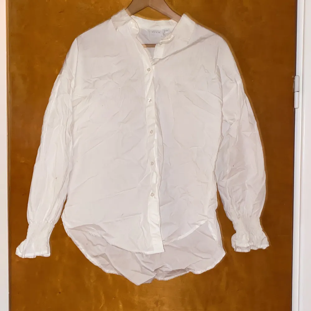 Vit skjorta från vila i storlek 36. Aldrig använd (den är skrynklig för att den legat i en påse:). . Skjortor.
