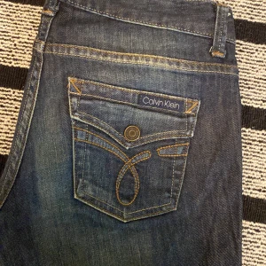 Calvin klein jeans - Säljer mina low rise - mid rise calvin klein jeans eftersom dem är för korta för mig som är ca 1,68, dem skulle nog kanske passa någon som är ungefär 150 - 160. Skriv  om du vill ha mer bilder.