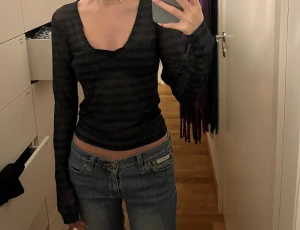grön mesh - så smickrande topp som är lite urringad på mig med små bröst, men en bh eller linne behövs under oavsett 