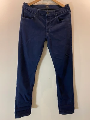 Mörkblåa Lee jeans - Typ använda 4 gånger Bra skick 