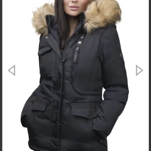 Vinterjacka från hollies - Säljer denna varma vinterjacka från Hollies med fuskpäls. Inköpt 2020 för 3790 kr. Storlek 38. Flitigt använd men i gott skick, utan revor eller märken. Ser väldigt skrynklig ut på bilderna då den varit nerpackad. En varm och skön jacka som håller värmen.