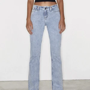 Low/mid Waist jeans  - Säljer dessa helt oanvända jeansen från Motel Rocks. Helt slutsålda på hemsidan, och används ej pågrund av för stor storlek. Är vanligtvis en xs/s och är 170cm lång. 