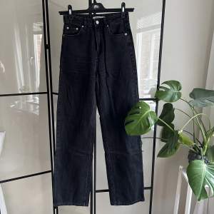 Jeans i tvättad svart från Nakd i storlek 34. Jeansen är vida och mellanhöga i midjan