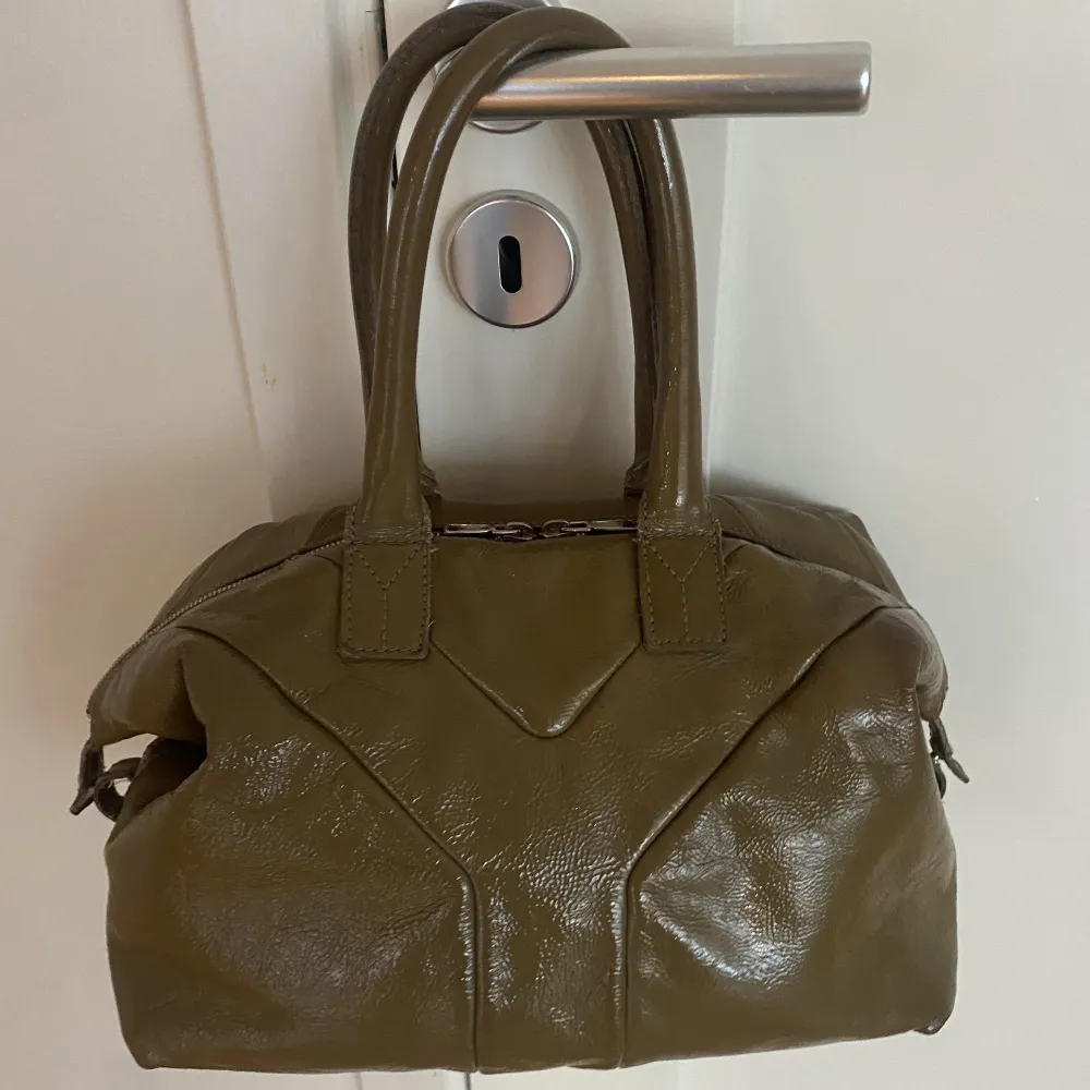 Säljer min snygga Yves Saint Laurent ”Easy” väska, olivfärgad (första bilden visar färgen bäst) Väl använd men bra skick❣️❣️. Väskor.