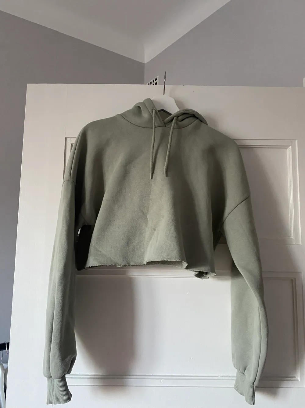 Superfin grön hoodie som passar perfekt till ett par lågmidjade byxor. Mjuk insida och hållbar kvalitet. Storlek: S. Hoodies.