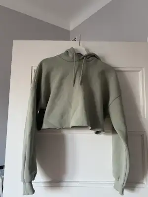 Superfin grön hoodie som passar perfekt till ett par lågmidjade byxor. Mjuk insida och hållbar kvalitet. Storlek: S