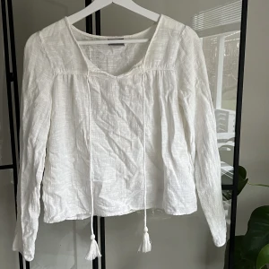 Blus - Vit blus från Vero Moda i storlek Xs. Skulle säga att den även passar en ”liten” S. Blusen är i 100% bomull och i bra skick 