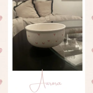 Kollektion Aurora Liten Skål - Här är en liten skål från vår rosa kollektion ”Aurora” som är en av våra kärleksfulla och handmålade porslins produkter💗