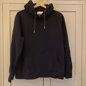 Mörkblå hoodie - Superskön mörkblå hoodie från Lager 157. I nyskick!!