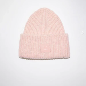 Acne mössa  - Ljusrosa acnemössa, knappt använd (Ser mycket mörkare ut på egna bilden pga dåligt ljus, den är ljusare i verkligheten) 