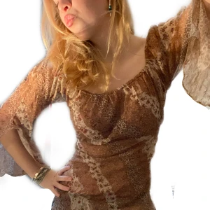 Vintage blus  - Så fin mesh vintage blus med blommor! Jätte fin med skurna armar. Vet inte vad det är för storlek skulle gissa kanske L? Jag har en säkerhetsnål som jag sätter ihop den med i ryggen så den ska passa mig!