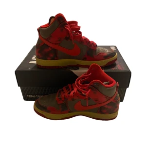 Nike dunk high - Nike dunk high 1985 Acid red i strlk 42.5, använda 1 gång