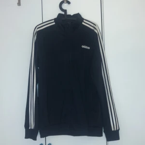 Adidas jacka - Svart Adidasjacka herrstorlek L Sparsamt använd, bra skick 🖤